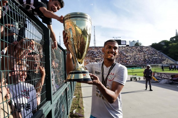 Goleiro Filipe levanta taça da Copa São Paulo de futebol Jr