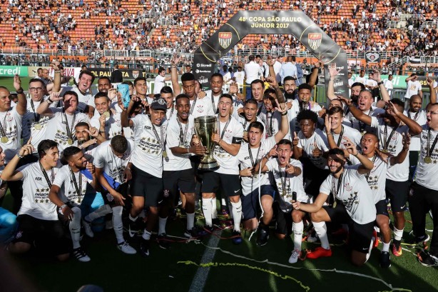 Jogadores comemoram o título da Copa São Paulo de futebol Jr