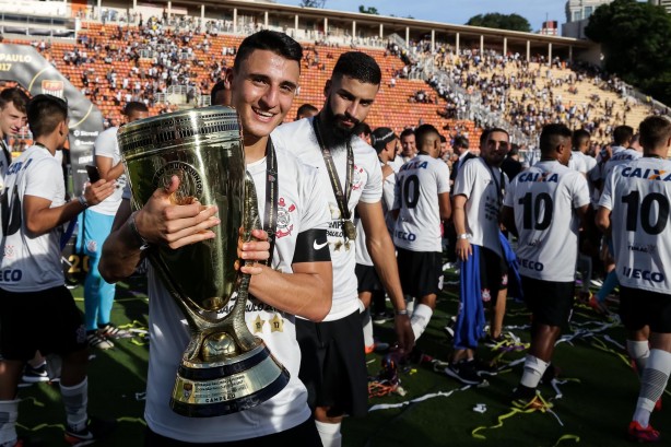 Jogadores levantam taça do título da Copa São Paulo de futebol Jr