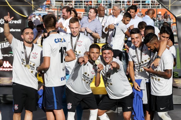 Jogadores comemoram o título da Copa São Paulo de futebol Jr