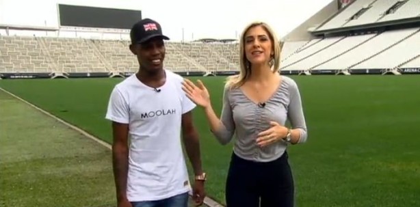 Kekel se emocionou ao pisar no gramado da Arena Corinthians