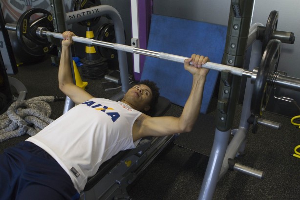 Força! Marquinhos Gabriel faz série de supino na academia do CT