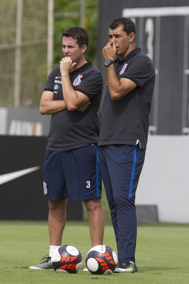 Ao lado do auxiliar Osmar Loss, Carille comandou o treino