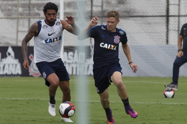 Carille esboçou uma equipe titular durante o treino