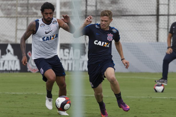 Carille esboou uma equipe titular durante o treino