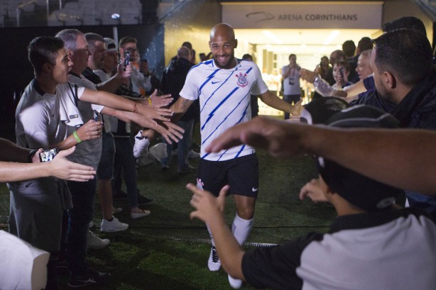 Recém-chegado, volante Fellipe Bastos participou da apresentação