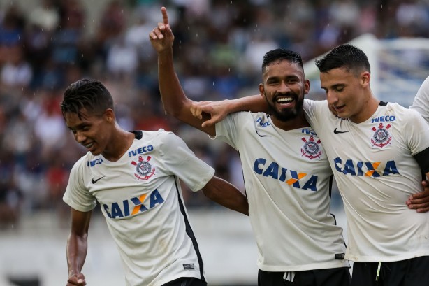 Atacante abraça Pedrinho e Mantuan, companheiros promovidos nesta semana