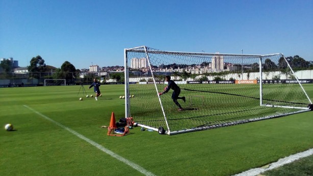 Diego, amarrado às traves, salta para defender chute de Mauri Lima