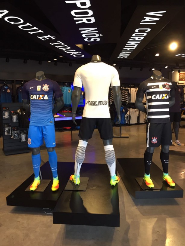 Mantos com nome de Jadson são vendidos na Arena