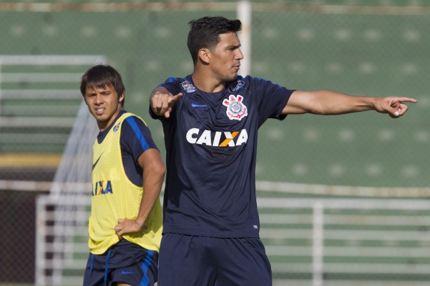 Balbuena chama atenção de defensores em meio a treino