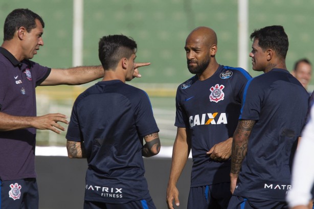 Carille conversa com titulares durante pausa para hidratao