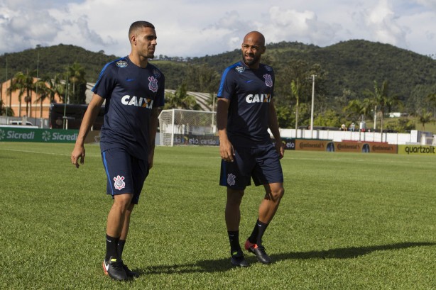 Gabriel e Fellipe Bastos batem papo durante atividade em Minas