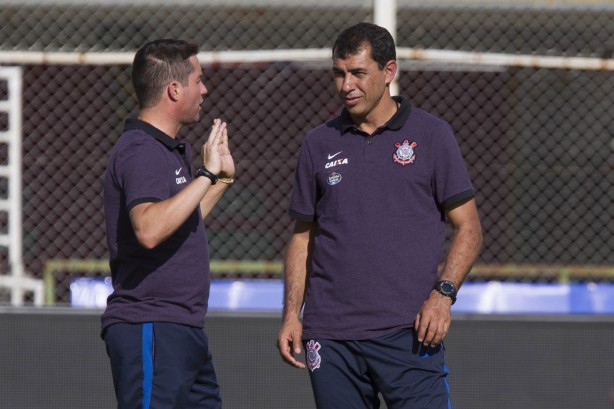 Loss e Carille trocam informações antes do início do treino