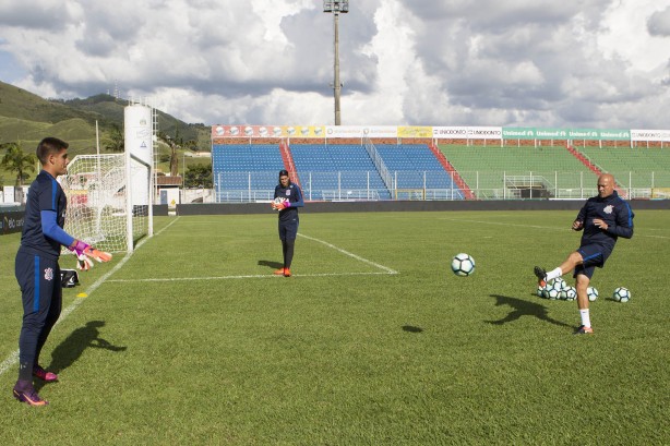 Mauri Lima testa Diego em treino no Ronaldão