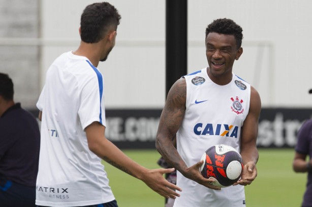 Paulo e Pedro Henrique conversam durante treino do Timão