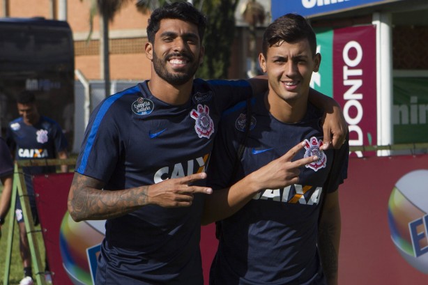 Vilson e Marciel posam para fotógrafo do Timão