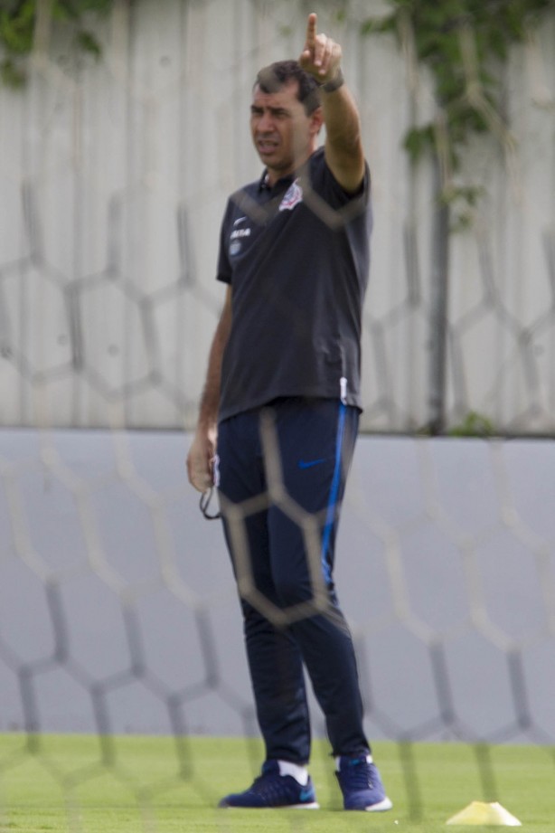 Carille comanda treino de reservas
