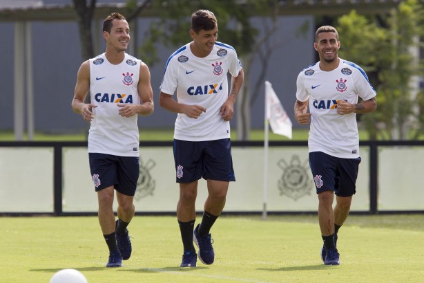 Elenco se prepara para treinamento no CT