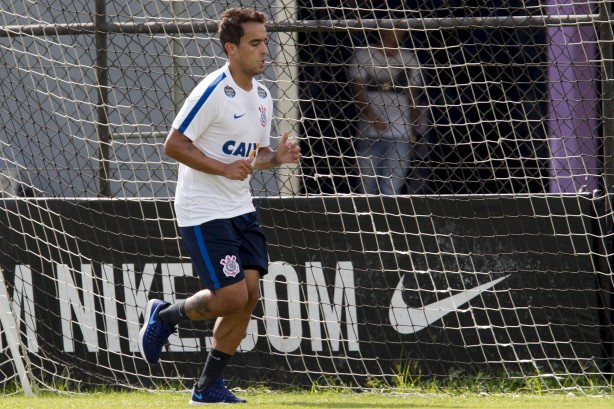 Jadson realizou trabalho fsico no gramado