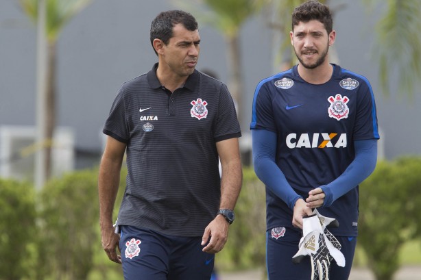 Tcnico Fbio Carille tem conversa com o goleiro reserva Caque Frana