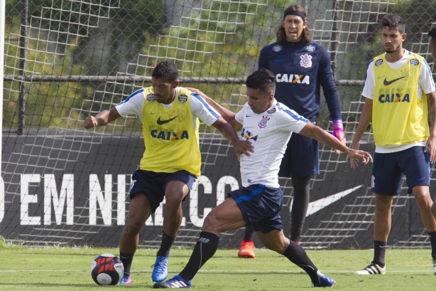 Titular, Cássio também esteve em campo durante o trabalho tático dos reservas
