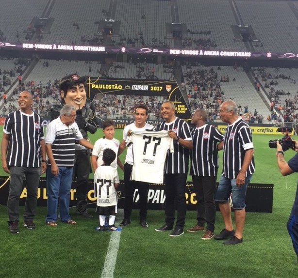 Jadson conheceu o nmero de sua camisa, que homenageia a conquista estadual