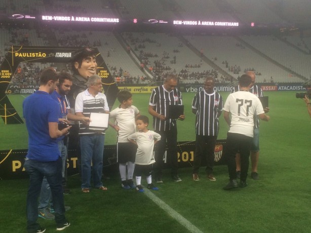 O jogado entregou placas com homenagens aos ex-jogadores do Timão