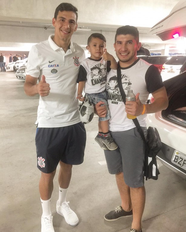 Paraguaio com seu compatriota Fabin Balbuena, no estacionamento da Arena