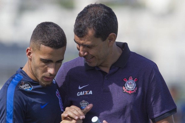 Com moral - Carille abraça Gabriel no início do treino