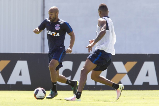 Fellipe Bastos disputa bola no treino do Timo