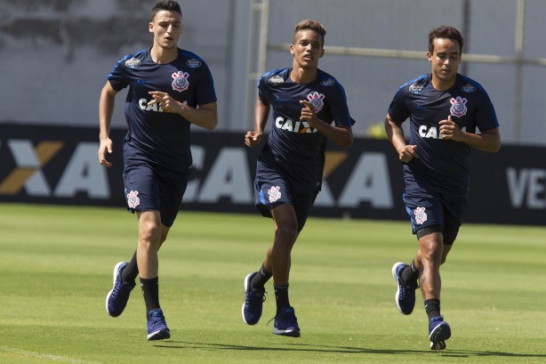 Mantuan, Pedrinho e Jadson trotam no CT Joaquim Grava