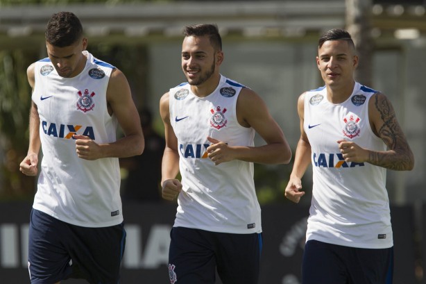 Jogadores em campo para segunda etapa do treino