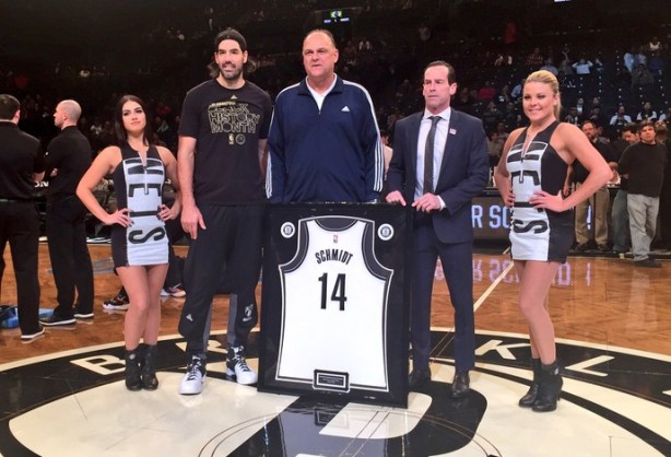 Oscar Schmidt, ao lado de Luis Scola, foi homenageado pelo Brooklyn Nets nesta segunda