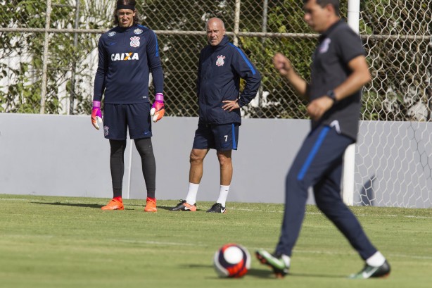 Tcnico Fbio Carille comandou treino em campo reduzido com possveis titulares