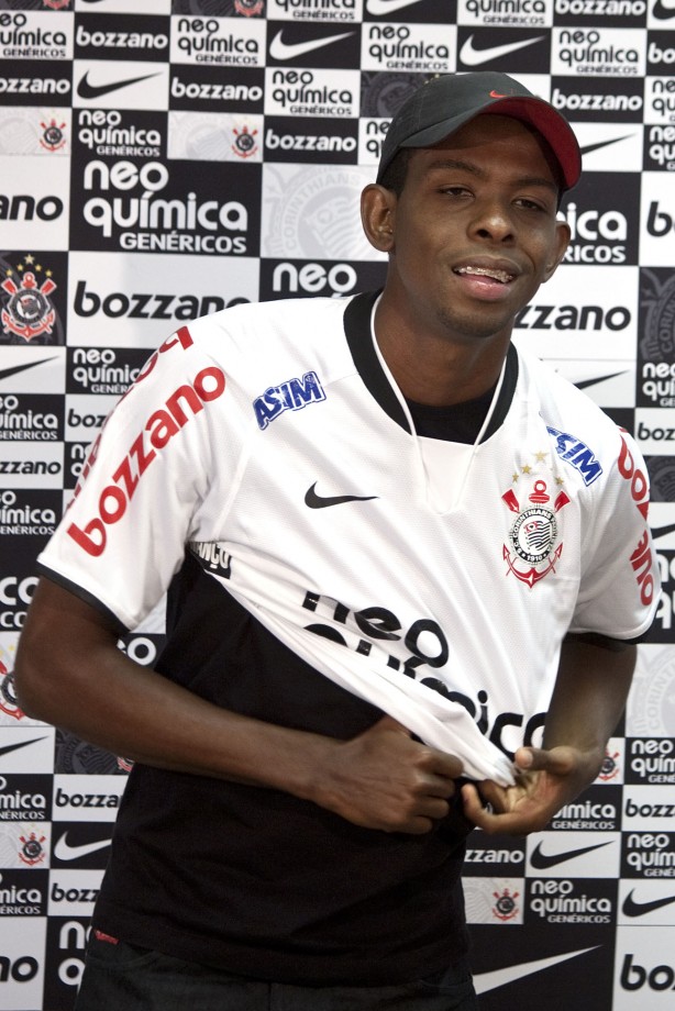 Moacir sendo apresentado no Timão. Jogador atuou 27 vezes