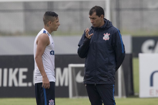 Carille deu instruções à Léo Jabá durante o treinamento