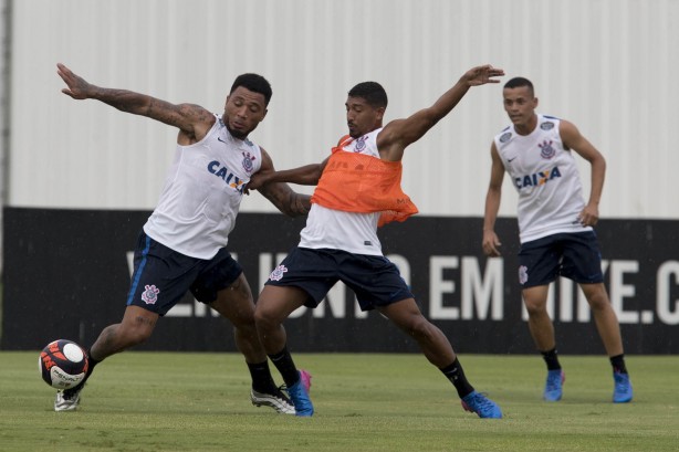 O treino foi marcado por um coletivo em campo reduzido