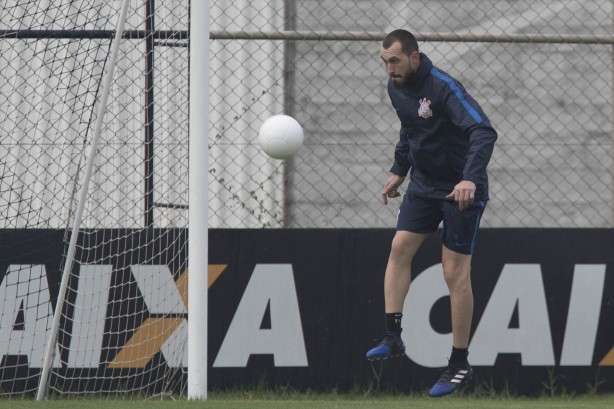 Se recuperando de lesão, Walter apareceu em campo
