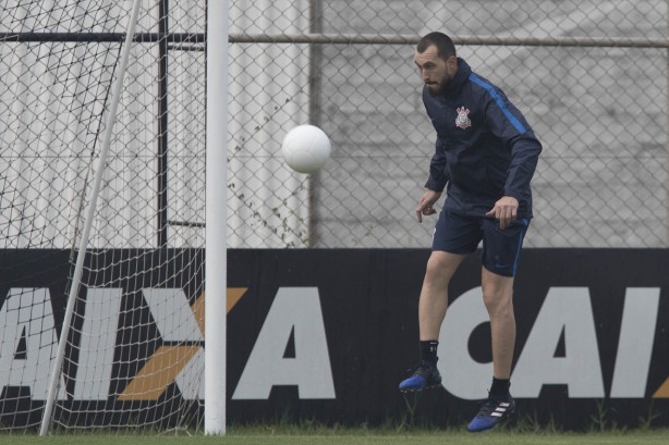 Se recuperando de leso, Walter apareceu em campo