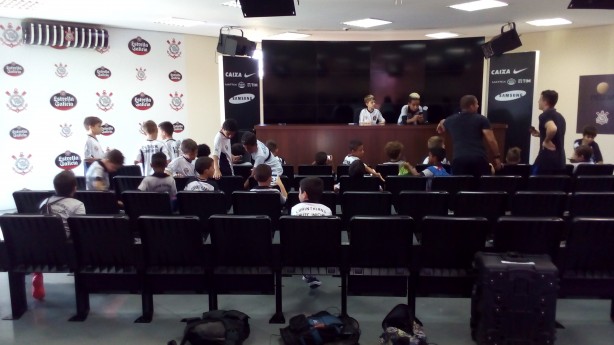 Garotada do Chute Inicial na sala de imprensa do CT do Corinthians