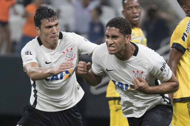 Balbuena e Pablo em comemoração ao gol contra o Novorizontino pelo Paulistão