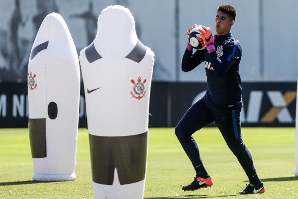 Diego, goleiro do Corinthians, durante treino no CT Joaquim Grava