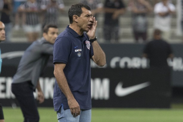 Fábio Carille à beira do gramado em partida contra o Novorizontino na Arena Corinthians