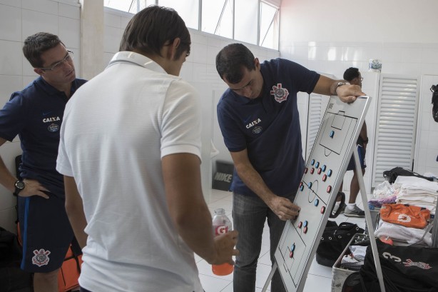 Fábio Carille e comissão técnica montando esquema tático para partida contra o Audax, pelo Paulistão