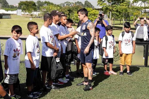 Fagner cumprimenta crianças durante o treino do CT antes da partida contra Audax