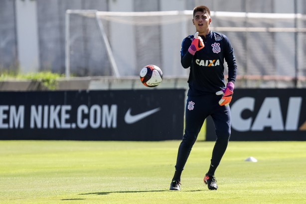 Goleiro Diego durante treino no CT Joaquim Grava
