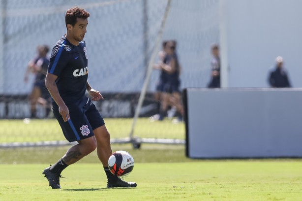 Jadson treina duro para entrar em forma e ser relacionado para o clássico contra o Palmeiras