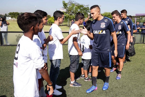 Jogadores cumprimentam crianças durante o treino do CT antes da partida contra o Audax
