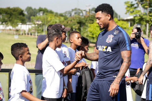 Kazim cumprimenta crianças durante o treino do CT antes da partida contra Audax