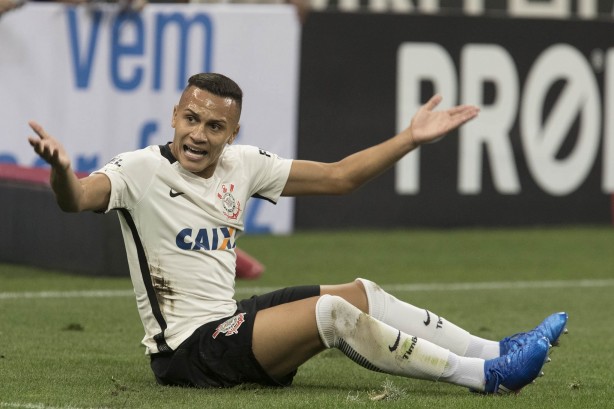 Léo Jabá reclama de falta, caído ao chão, em partida contra o Novorizontino pelo Paulistão